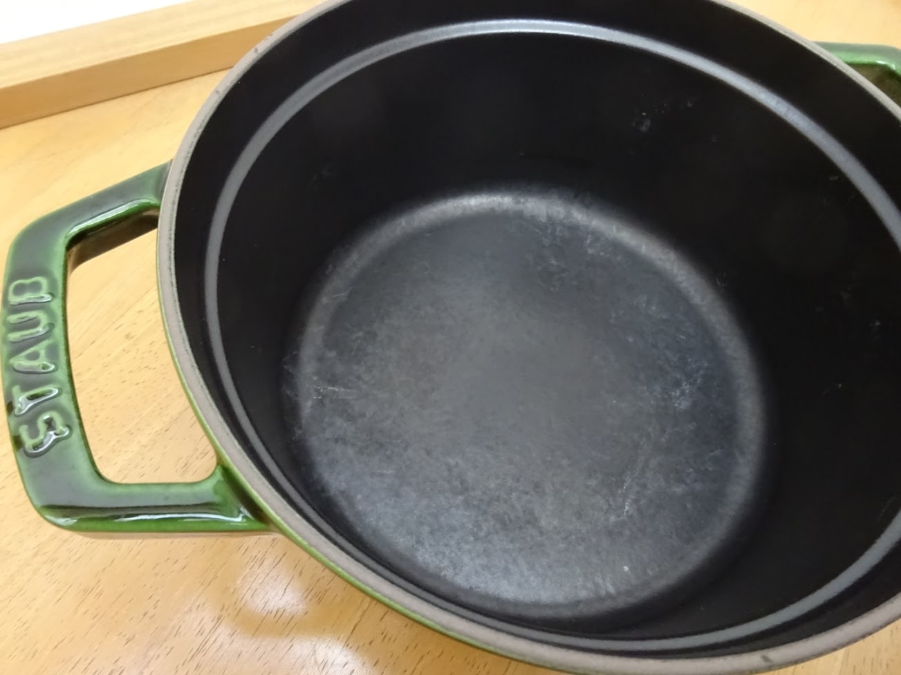 ストウブ Staub のナベの内側が白っぽくなった時のお手入れ方法